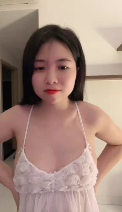 Cewek Baju Tali Putih Livestream Curhat Hot