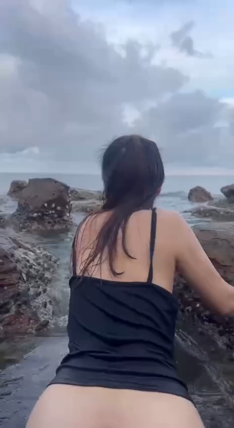 Doggy cewek baju hitam di pinggir pantai