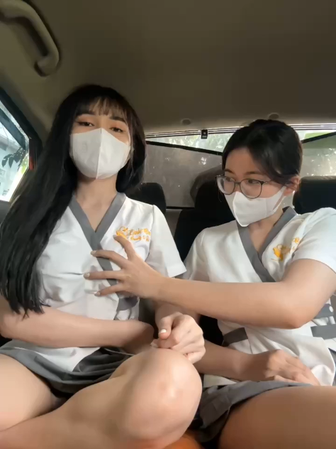 Dua Gadis Beauty Spa Eira Show di Mobil