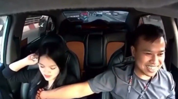 Gadis Cantik Payudaranya Diremas oleh Sopir