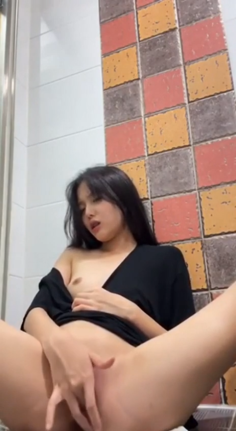 Cewek Muda Colmek di Kamar Mandi