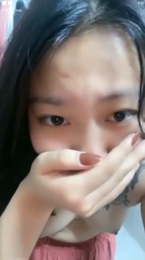Sedang Live Streaming Tiba-tiba Nafsuan Parah, Langsung Tindih Cewek Cantik dan Ngentot Kasar